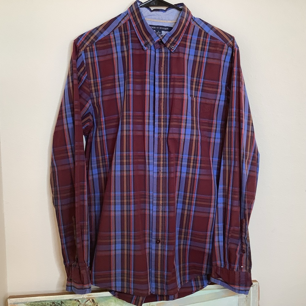 B-Tommy Hilfiger 100% cotton button down shirt, front pocket, 2 extra buttons, M